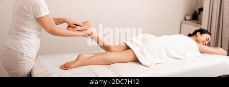 Asiatische Frau erhält eine Fußmassage. Therapeutische Massage entspannt die weibliche Fußmuskulatur Stockfoto