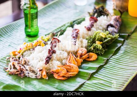 Ein Budol Fight Food, das in einem Restaurant in Palawan, Philippinen, serviert wird Stockfoto