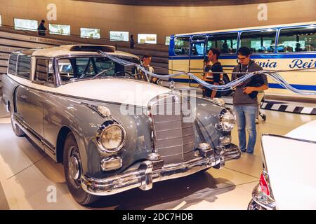 Stuttgart, 19. Oktober 2019: Historische Mercedes-Fahrzeuge der Marke werden im Mercedes-Benz Museum in Stuttgart präsentiert. Interi Stockfoto