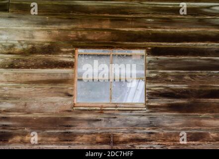 Verwitterte Holzfenster auf alten alten alten Bauernhof Schuppen und Scheune Stockfoto