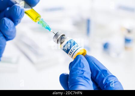 Coronavirus COVID-19 Impfstoffentwicklung, Forschung zur Heilung und Behandlung von Infizierten Patienten, bahnbrechende Entdeckung im Kampf gegen SARS-CoV-2 Stockfoto