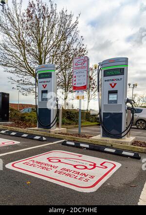 Grantham, Lincolnshire. Eine Instavolt Elektroauto-Ladestation, in einem leeren Parkplatz Stockfoto