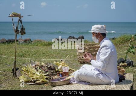 Badung, Bali, Indonesien. November 2020. Ein Bali-Hindu-Religionsführer betet vor der Zeremonie. ''Ngaben Bikul'' oder Ratten-Einäscherungszeremonie, die am Seseh-Strand als Reinigungszeremonie abgehalten wird, um Rattenpest für die nächste landwirtschaftliche Pflanzsaison zu verhindern. Mehr als 250 Ratten haben nach 107 Hektar 9.593 Hektar Reis-Agrarland von der Rattenpest betroffen eingeäschert und machte schlechte Ergebnis der Erntezeit in Badung Regentschaft in diesem Jahr. Kredit: ZUMA Press, Inc./Alamy Live Nachrichten Stockfoto