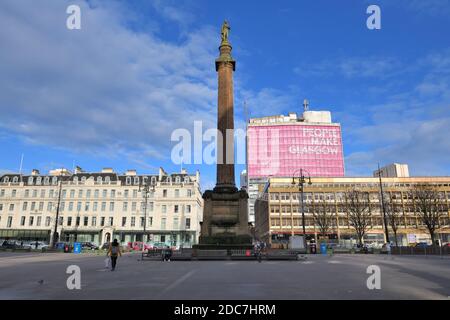 Glasgow, Schottland, Großbritannien. November 2020. Ein kalter, aber sonniger Tag, an dem Glasgow sich auf die Lockdown-Stufe 4 vorbereitet. Ein ungewöhnlich ruhiger George Square leuchtet in der Wintersonne. Kredit. Douglas Carr/ Alamy Live News Stockfoto