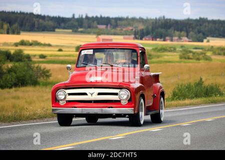 Fahren roten Ford F100 Pickup Truck, Anfang bis Mitte der 1950er Jahre, Maisemaruise 2019 Auto Kreuzfahrt. Vaulami, Finnland. August 2019. Stockfoto