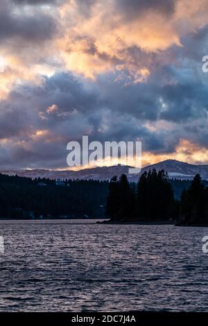 Sonnenuntergang über Coeur d'Alene Lake Stockfoto