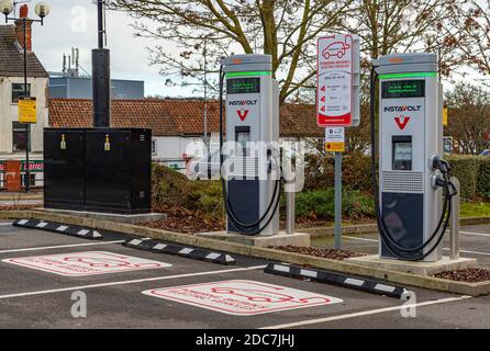 Grantham, Lincolnshire. Eine Instavolt Elektroauto-Ladestation, in einem leeren Parkplatz Stockfoto