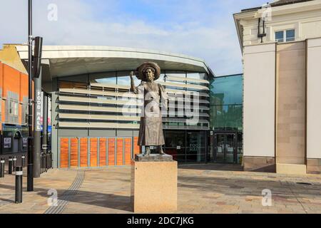 7ft Bronzestatue von Leicester Suffragette Alice Hawkins befindet sich am Market Square, Leicester Stockfoto