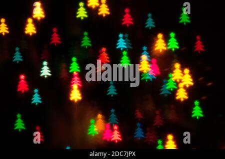 Weihnachten festliche Hintergrund. Verschwommener Weihnachtshintergrund, festliche mehrfarbige Bokeh Tapete. Weihnachten Weihnachten leuchtende Farbe Lichter mit Weihnachten Stockfoto