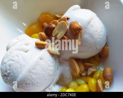 Eine Nahaufnahme vertikale Aufnahme von rauen unregelmäßigen Steinen mit bedeckt Moos und Schnee Stockfoto