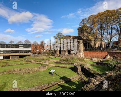 Jewry Wall Römische Bäder, mit Jewry Wall und St. Nicholas Church hinter, Leicester Stockfoto