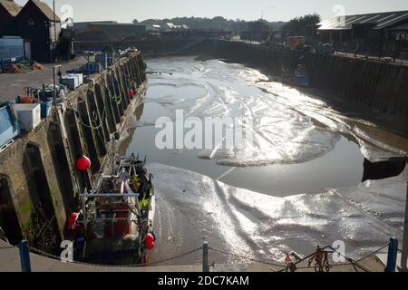 Britisches Fischerboot, das im trockenen Hafen von Whitstable festsaß, Kent Vereinigtes Königreich England. Stockfoto