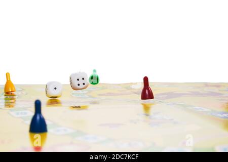 Brettspiel Figuren und Doppeldices isoliert auf weiß Hintergrund Stockfoto