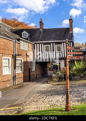 Das mittelalterliche Fachwerkhaus Castle Gate House (aus dem 15. Jahrhundert, 1445) mit einer Straße, die unter Leicester führt Stockfoto