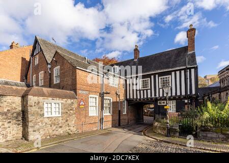 Das mittelalterliche Fachwerkhaus Castle Gate House (aus dem 15. Jahrhundert, 1445) mit einer Straße, die unter Leicester führt Stockfoto