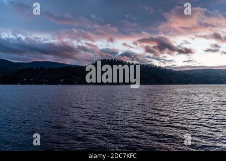 Sonnenuntergang über Coeur d'Alene Lake Stockfoto