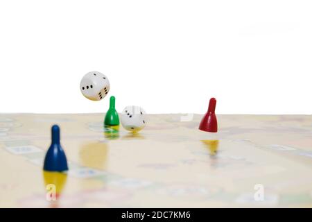 Brettspiel Figuren und Doppeldices isoliert auf weiß Hintergrund Stockfoto