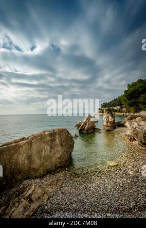 Naturstein auf dem Wasser in der Nähe eines Strandes Stockfoto