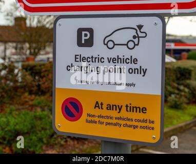 Grantham, Lincolnshire. Ein Instavolt Elektroauto Ladestation, Beschilderung auf Gebrauch Stockfoto