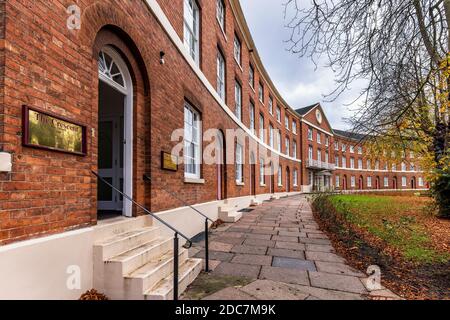 Das 1826 von James Rawson erbaute Crescent ist eines der schönsten erhaltenen Beispiele georgischer Architektur in Leicester, das heute für Geschäftsbüros genutzt wird. Stockfoto