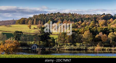 Blick auf Bradgate Park.über Cropston Stausee im Herbst, Leicestershire, England Stockfoto