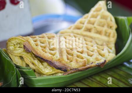 Eine Nahaufnahme vertikale Aufnahme von rauen unregelmäßigen Steinen mit bedeckt Moos und Schnee Stockfoto
