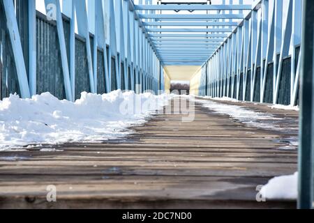 Leere verwitterte Holzboardwalk Wanderweg durch den Wald Stockfoto