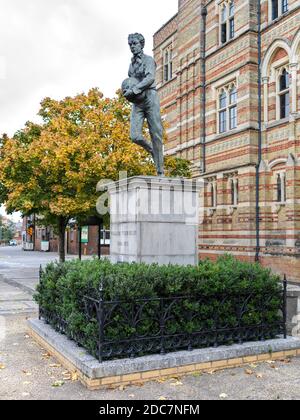 Statue von William Webb Ellis vor der Rugby-Schule Stockfoto