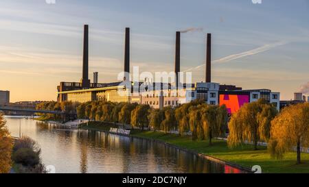 Die Autostadt in Wolfsburg ist eine Kombination aus Geschäft und Vergnügen. Hier holen die Leute ihre neuen Autos ab und genießen die Attraktion. Stockfoto