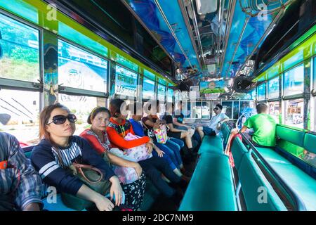 Passagiere in einem Singthaew Stockfoto