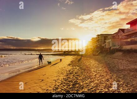 Poole, Großbritannien. November 2020. Poole, Großbritannien. Donnerstag, 19. November 2020. Atemberaubender Sonnenuntergang über der Millionärsreihe in Sandbanks, Poole. Menschen, die Hunde am Strand laufen bei ausgezeichnetem Wetter. Kredit: Thomas Faull/Alamy Live Nachrichten Stockfoto