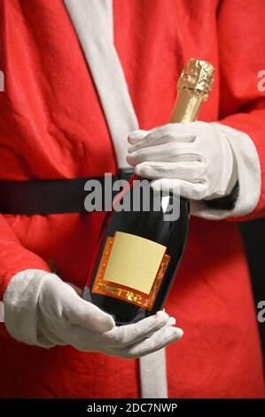 Konzeptioneller Weihnachtsmann Feiert Mit Champagner-Flasche Stockfoto