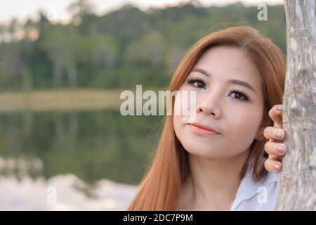 Portrait asian Woman feuring Frische und Entspannung im Wald Stockfoto