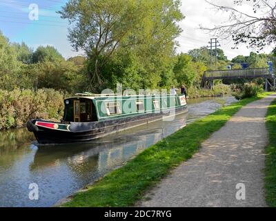 Zwei Frauen steuern ein Schmalboot auf dem Coventry Canal Nord Bei Rugby in der Nähe der Brücke 53a Stockfoto