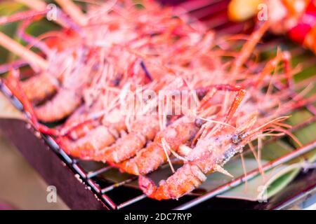 Gegrillte thai-Garnelen auf einem Straßengrill in Phuket, Thailand Stockfoto