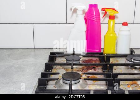 Schmutzige, Spitze des Gasofens mit Essensstückchen. Hausreinigung Stockfoto