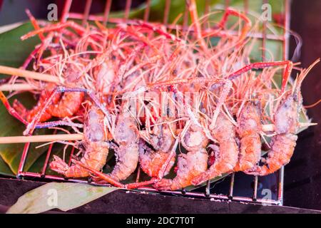 Gegrillte thai-Garnelen auf einem Straßengrill in Phuket, Thailand Stockfoto