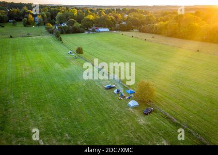 Hipcamp Camper hängen Zelt Camping in Bauernhof Felder auf Das Wochenende Stockfoto