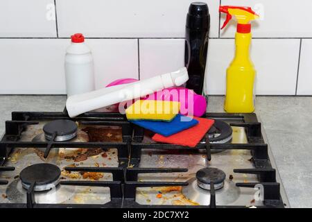 Schmutzige, Spitze des Gasofens mit Essensstückchen. Hausreinigung Stockfoto