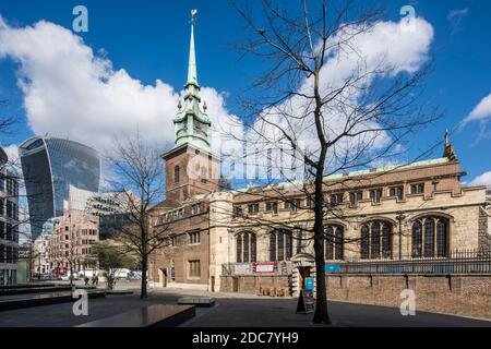 Schräge Ansicht der Südlage aus dem Südosten. Der Walkie Talkie muskuliert von links ein, was den braunen Granitminster C von GMW Partnership verringert Stockfoto