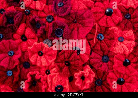 Gestrickte und gehäkelte Mohnblumen für den Gedenktag Stockfoto