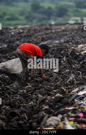 Medan, Indonesien. Oktober 2020. Ein Kind einer Fressgemeinschaft, hilft seinen Eltern, die als Fresser arbeiten, durch einen Haufen Müll zum Recycling zu sortieren. Aufgrund der städtischen Armut sind viele Kinder in Medan, Nord-Sumatra, betroffen. Kredit: SOPA Images Limited/Alamy Live Nachrichten Stockfoto