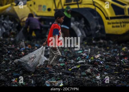 Medan, Indonesien. Oktober 2020. Ein Kind einer Fressgemeinschaft, hilft seinen Eltern, die als Fresser arbeiten, durch einen Haufen Müll zum Recycling zu sortieren. Aufgrund der städtischen Armut sind viele Kinder in Medan, Nord-Sumatra, betroffen. Kredit: SOPA Images Limited/Alamy Live Nachrichten Stockfoto