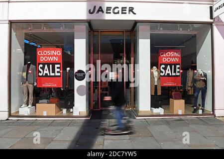 Der geschlossene Jaeger-Laden an der King's Road, Chelsea, nach der EWM-Gruppe, die die Modehästen Peacocks und Jaeger besitzt, sagte, sie seien in die Verwaltung gefallen, mehr als 4,700 Arbeitsplätze und fast 500 Geschäfte gefährdet. Stockfoto