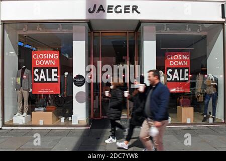 Der geschlossene Jaeger-Laden an der King's Road, Chelsea, nach der EWM-Gruppe, die die Modehästen Peacocks und Jaeger besitzt, sagte, sie seien in die Verwaltung gefallen, mehr als 4,700 Arbeitsplätze und fast 500 Geschäfte gefährdet. Stockfoto