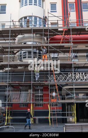 Glasgow, Schottland, Großbritannien. November 2020. Wetter in Großbritannien. Gerüste, die am Beresford Building in der Sauchiehall Street arbeiten. Kredit: Skully/Alamy Live Nachrichten Stockfoto