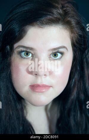Portrait eines jungen Mädchens, das Make-up trägt. Stockfoto