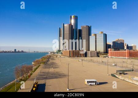 Detroit, Michigan, USA. November 2020. Leere Parkplätze umgeben das Hauptquartier von General Motors im Renaissance Center während der Coronavirus-Pandemie. Die meisten Angestellten von GM arbeiten bis zu einer gewissen Zeit im Jahr 2021 von zu Hause aus. Hotels in der Innenstadt, wie das Marriott Hotel im zentralen Turm, sollen mit 20% der Kapazität betrieben werden. Kredit: Jim West/Alamy Live Nachrichten Stockfoto