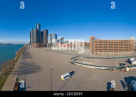 Detroit, Michigan, USA. November 2020. Leere Parkplätze umgeben das Hauptquartier von General Motors im Renaissance Center während der Coronavirus-Pandemie. Die meisten Angestellten von GM arbeiten bis zu einer gewissen Zeit im Jahr 2021 von zu Hause aus. Hotels in der Innenstadt, wie das Marriott Hotel im zentralen Turm, sollen mit 20% der Kapazität betrieben werden. Kredit: Jim West/Alamy Live Nachrichten Stockfoto