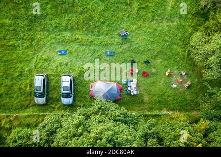 Hipcamp Camper hängen Zelt Camping in Bauernhof Felder auf Das Wochenende Stockfoto